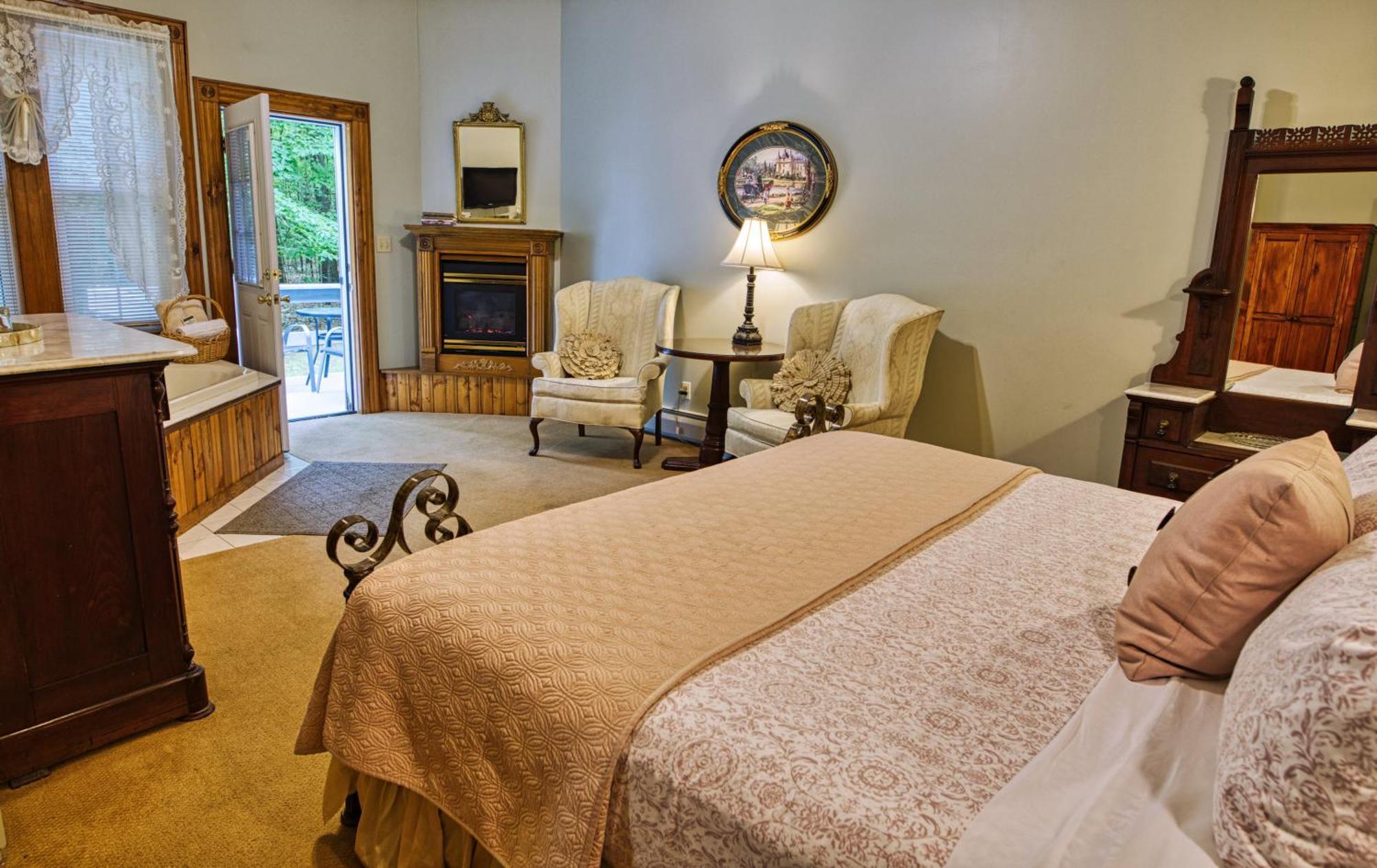 Rockwell Falls Inn And Wine Bar Lake Luzerne Екстер'єр фото