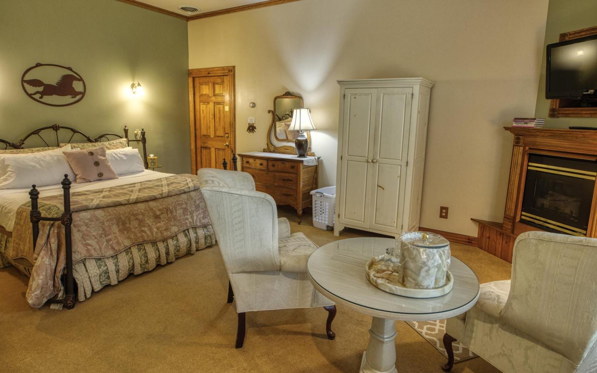 Rockwell Falls Inn And Wine Bar Lake Luzerne Номер фото