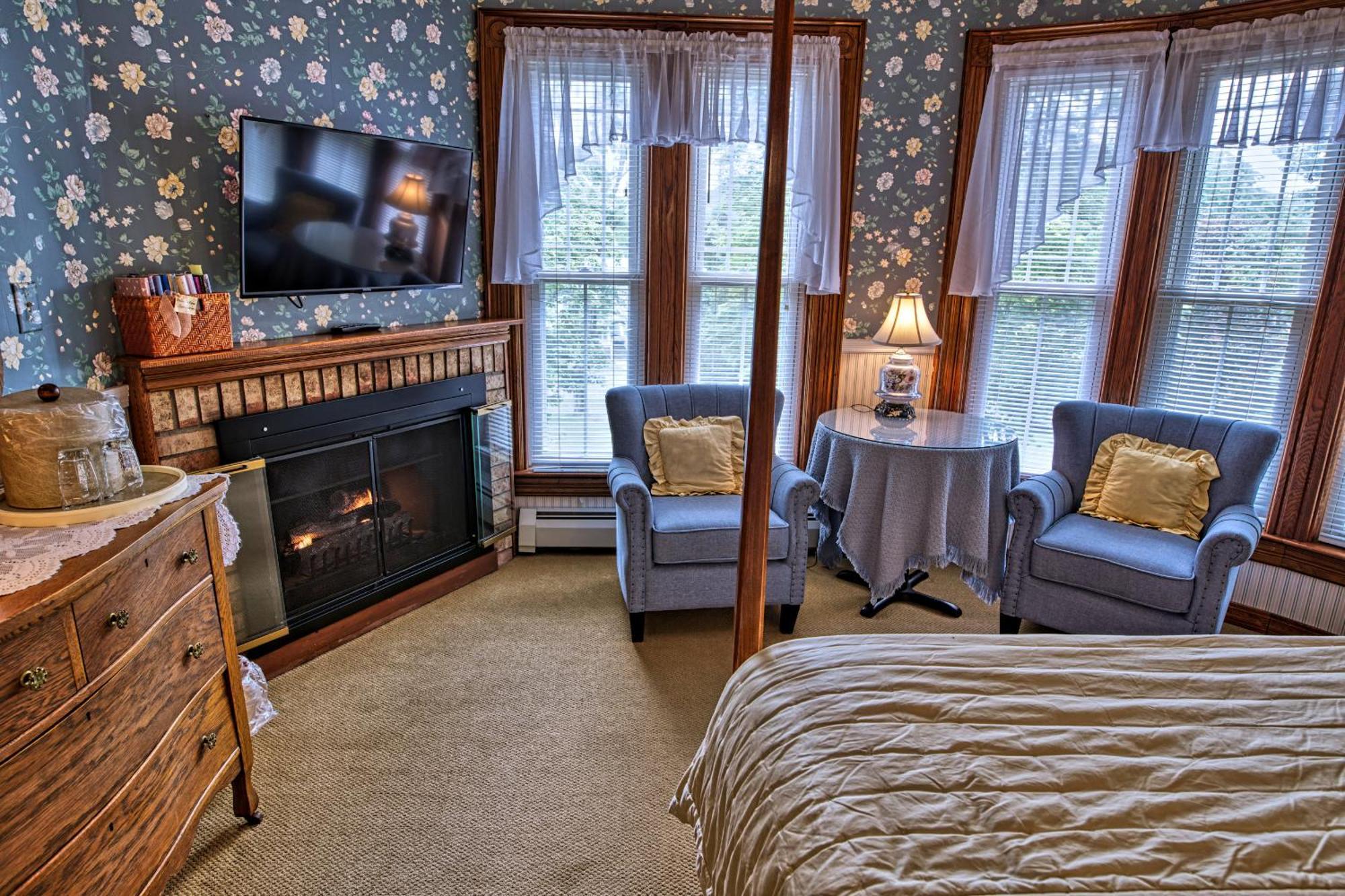 Rockwell Falls Inn And Wine Bar Lake Luzerne Номер фото