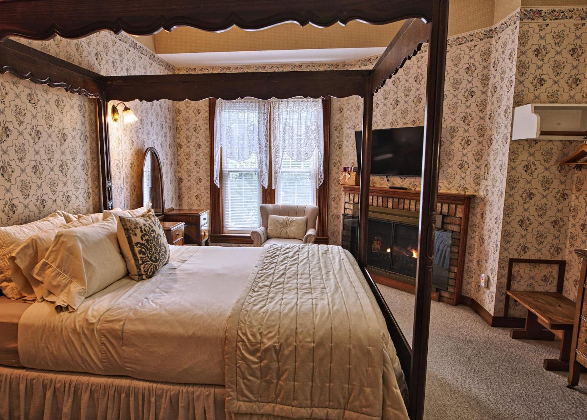 Rockwell Falls Inn And Wine Bar Lake Luzerne Номер фото