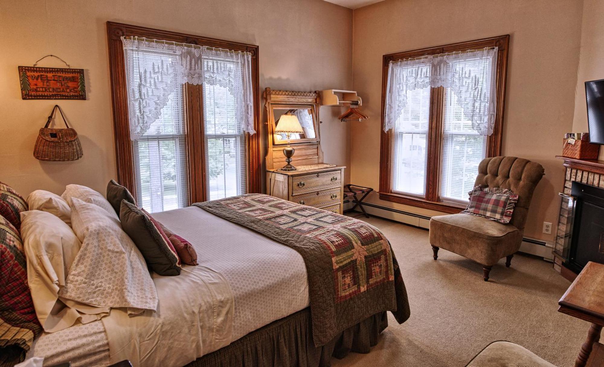 Rockwell Falls Inn And Wine Bar Lake Luzerne Номер фото