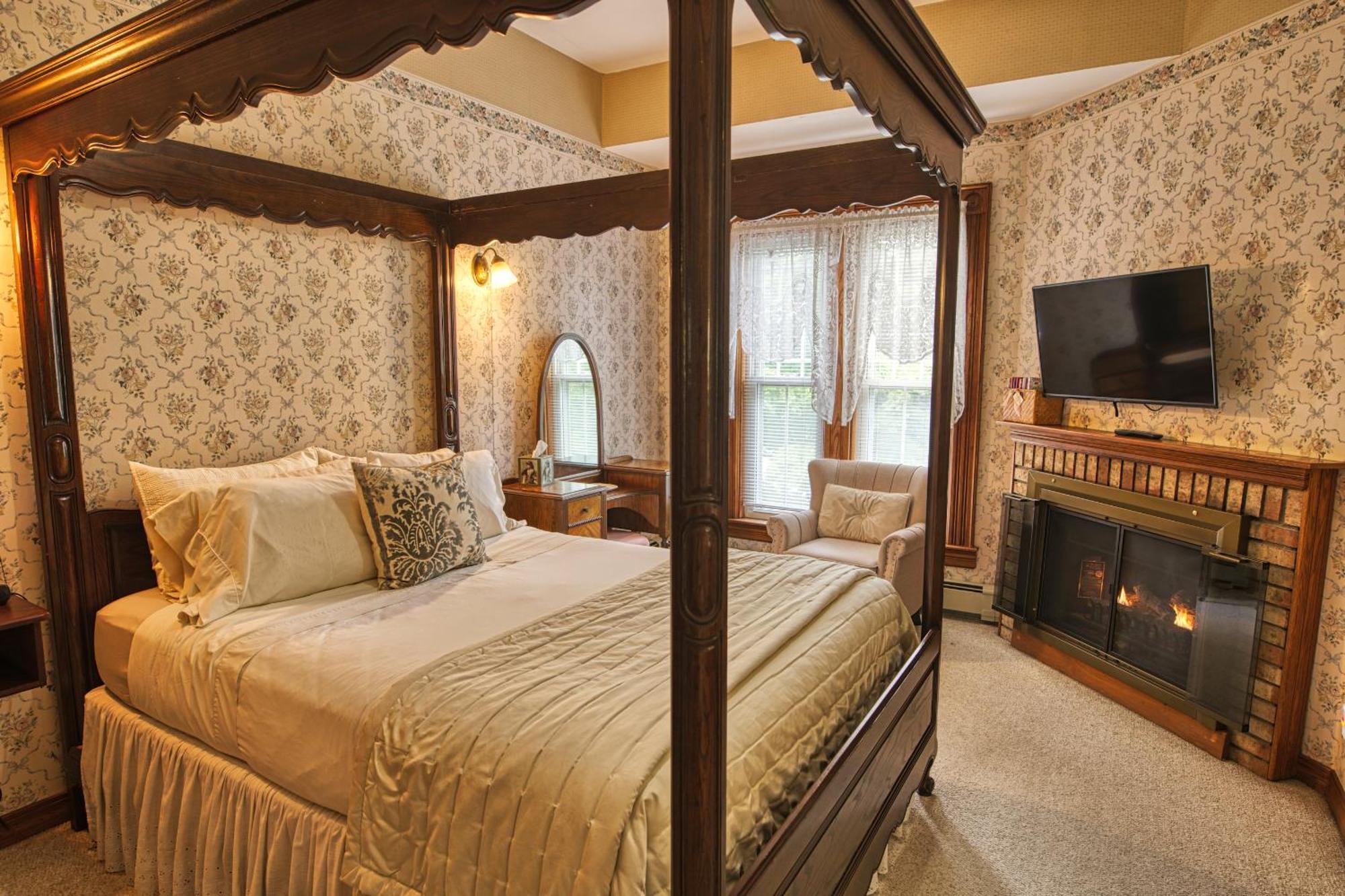Rockwell Falls Inn And Wine Bar Lake Luzerne Номер фото