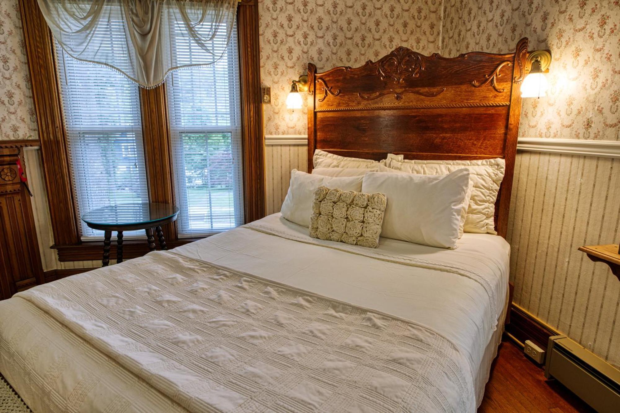 Rockwell Falls Inn And Wine Bar Lake Luzerne Номер фото