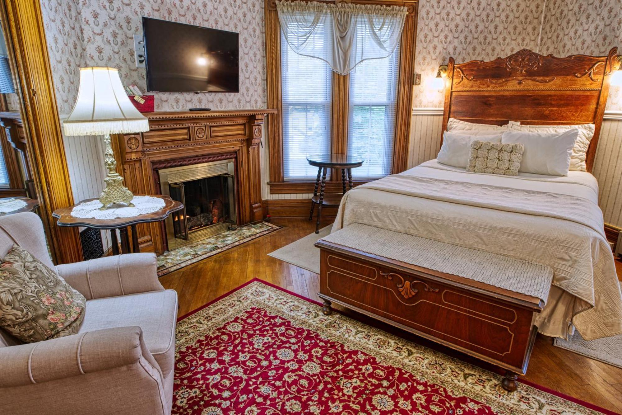 Rockwell Falls Inn And Wine Bar Lake Luzerne Номер фото